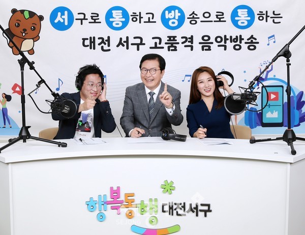 대전 서구가 5월부터 매월 첫째 주 월요일 12시 30분 서구청 유튜브 음악방송 ‘서통방통’을 선보이기로 한 가운데 장종태 서구청장과 ‘서통방통’ DJ들이 서구청 방송 스튜디오에서 녹음을 하고 있다.(사진=서구청)