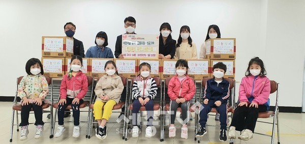 롯데푸드 푸르니어린이집이 3일 부성2동 행정복지센터를 방문해 식품꾸러미 10세트(30만원 상당)와 성금20만원을 기부했다.(사진=천안시)