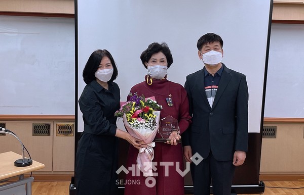 한영신 충남도의원이 4일 천안시 중앙동 주민자치위원회로부터 감사패를 전달받았다.(사진=천안시)