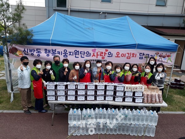 천안시 신방동행복키움지원단이 4일 어버이날을 맞아 지역 내 소외계층에 선물꾸러미와 오이김치를 전달했다.(사진=천안시)