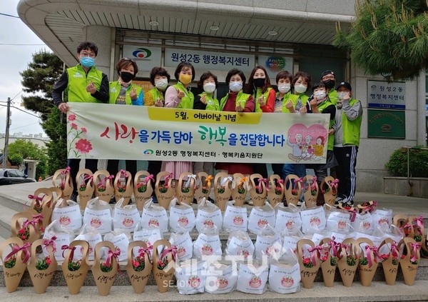 천안시 원성2동과 행복키움지원단이 4일 저소득 어르신을 위한 카네이션·보양식 삼계탕 나눔 사업을 개최했다.(사진=천안시)