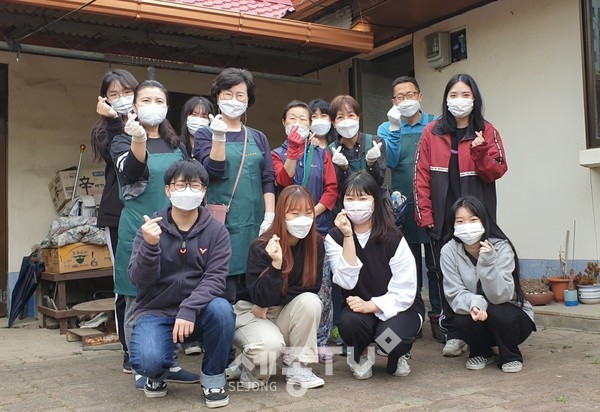 수나비 봉사단이 4일 천안시 병천면 어르신 가정을 대상으로 주거환경개선 자원봉사를 실시했다.(사진=천안시)