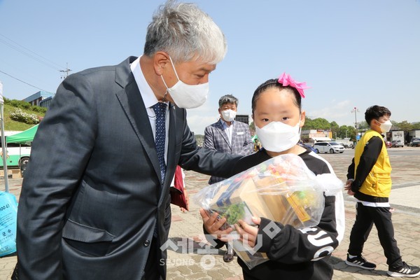 문정우 금산군수가 어린이날 체험키트를 전달하고 있다.(사진=금산군)