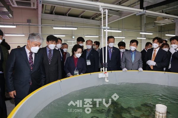 중앙내수면연구소 이전·준공식에 참석한 문정우 금산군수(좌측첫번째)