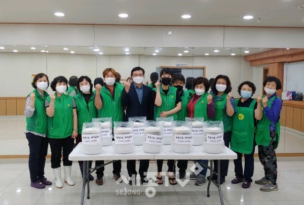 천안시 쌍용2동 남·여새마을지도자협의회가 12일 ‘정성 듬뿍 사랑 가득 반찬 나눔 행사’를 실시했다.(사진=천안시)