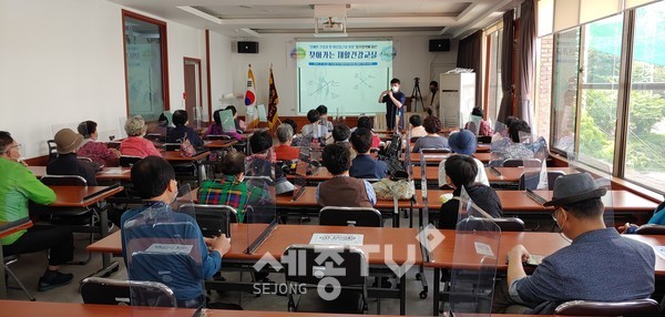 새로나병원이 지난 13일 지체장애인을 대상으로 사단법인 충남지체장애인협회 천안시지회 사무실에서 ‘찾아가는 재활건강교실’을 진행하고 있다.(사진=천안시)