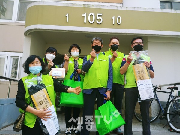 천안시 쌍용3동 행복키움지원단이 지난 18일 지역 내 홀몸어르신을 대상으로 생신축하사업을 실시했다.(사진=천안시)