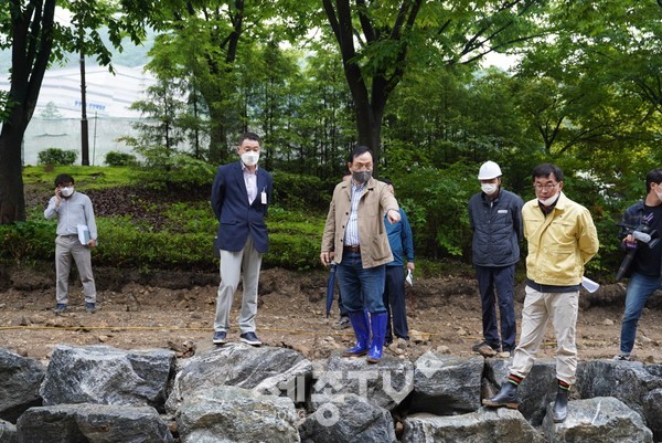 박상돈 천안시장이 21일 재해복구 현장과 대규모사업장을 찾아 우기대비 안전대책을 점검하고 있다.(사진=천안시)