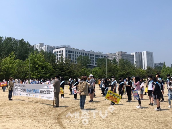 천안시가 22일 청소년 교통안전 봉사단 100여 명, 안전보안관, 한국교통안전공단과 교통안전 캠페인을 진행하고 있다.(사진=천안시)