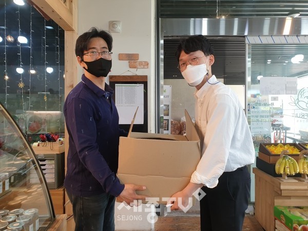 천안시 성정2동이 26일 ‘행복나눔릴레이’사업을 통해 취약계층 18명에게 컵과일, 케이크 등을 전달했다.(사진=천안시)