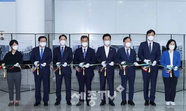 좌측부터 김종남 대전평생교육진흥원장, 장종태 대전시 서구청장, 권중순 대전시의회 의장, 김병국 대전민주화운동 계승사업회 이사장, 허태정 대전시장, 설동호 대전시 교육감, 장철민 국회의원, 채계순 대전시의원.