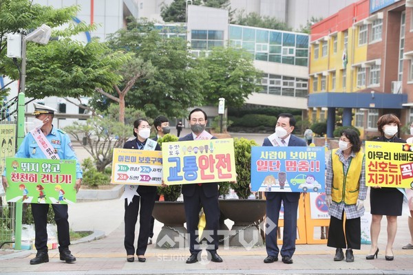 박상돈 천안시장이 3일 환서초등학교에서 교육청, 서북경찰서, 서북모범운전자회, 서북녹색어머니회와 교통안전 캠페인을 진행하고 있다.(사진=천안시)