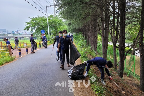 대전시설관리공단 직원들이 제26회 환경의 날을 맞아 갑천변 환경정화 활동을 하고 있다.(사진=대전시설관리공단)