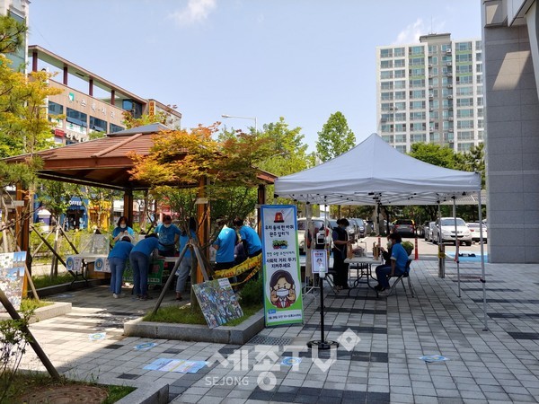 대전 서구 복수동 마을공동체 초록빛사랑(대표 김영희)는 동 행정복지센터 앞마당에서 ‘우 리동네 한 바퀴’를 개최했다.(사진=서구청)