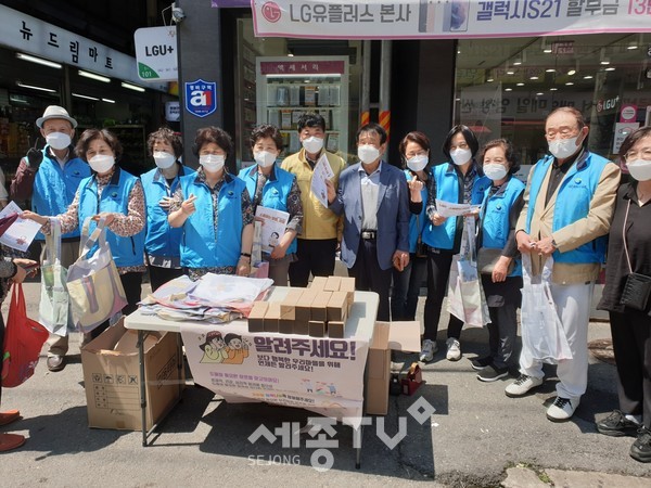 대전 서구 가장동 위기가구발굴단은 한민시장을 찾아 복지 사각지대 발굴 홍보캠페인을 전개했다.(사진=서구청)
