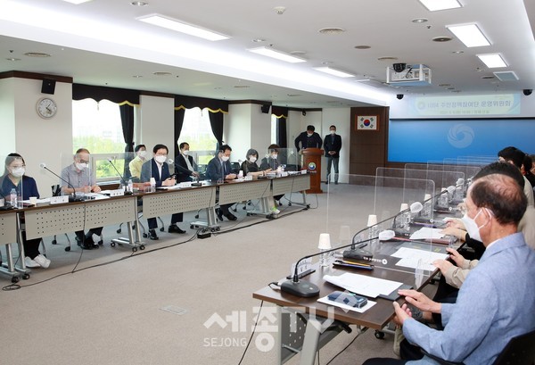 대전 서구(구청장 장종태)는 8일 장태산실에서 지역발전을 함께 이끌어 갈 1004 주민정책참여단 제2기의 본격 출범에 앞서 20명의 주민으로 구성한 운영위원회를 발족했다.(사진=서구청)