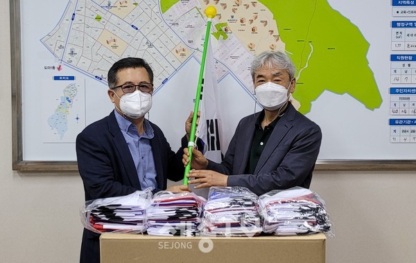 도마2동 태극기 나눔 행사 사진(좌측부터 양봉석 도마2동 바르게살기위원회 위원장, 전영춘 경남아파트 1단지 관리소장)