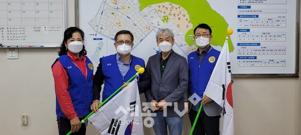 도마2동 태극기 나눔 행사 사진(좌측부터 김금선 바르게살기위원회 총무, 양봉석 바르게살기위원회 위원장, 전영춘 경남아파트 1단지 관리소장, 성우경 바르게살기위원회 위원)