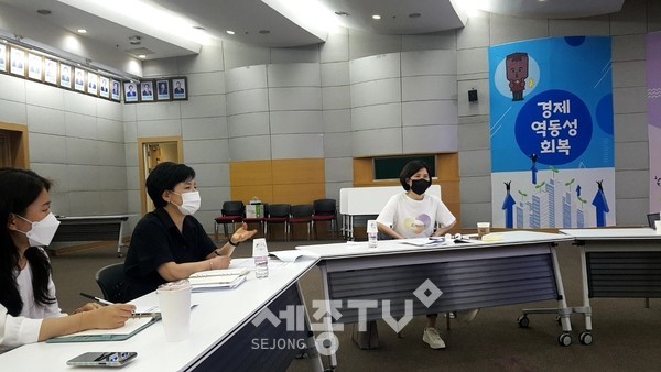 천안시가 8일 지역사회통합돌봄 융합형 선도사업 추진에 따른 컨설팅회의를 하고 있다.(사진=천안시)