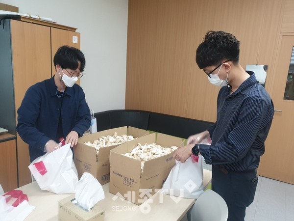 천안시 성정2동이 10일 ㈜뜰아채로부터 후원받은 머시마루버섯을 지역 내 취약계층에 전달했다.(사진=천안시)