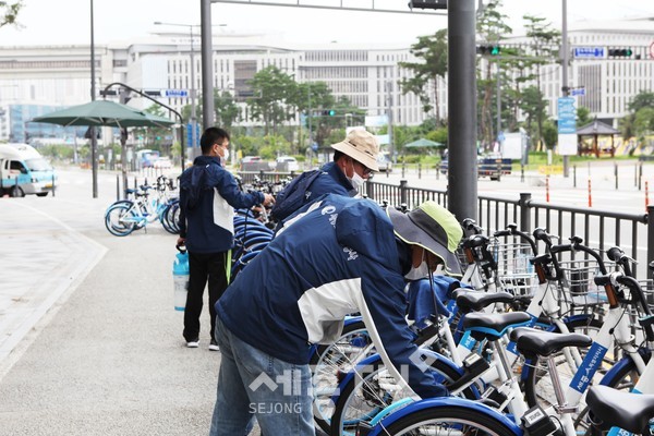 세종시 공영자전거 어울링 방역 모습.