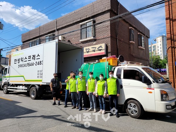 한성익스프레스와 천안시 일봉동 행복키움지원단이 16일 저소득 취약계층 어르신을 위해 이사서비스를 제공했다.(사진=천안시)