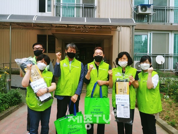 천안시 쌍용3동 행복키움지원단이 22일 지역 내 홀몸어르신을 대상으로 생신축하사업을 실시했다.(사진=천안시)