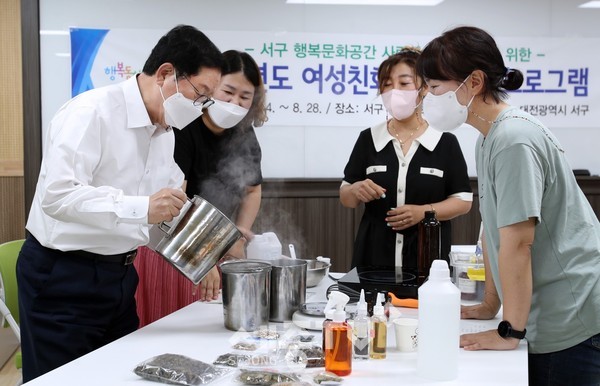 장종태 서구청장은 25일 행복문화공간 사랑愛를 방문해 여성친화 맞춤형 프로그램 수업을 참관하고 수강생과 관계 직원을 격려했다.(사진=서구청)