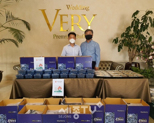 충청산업개발 주식회사와 홍성농업법인 주식회사(대표 김성환)는 정성스럽게 재배한 블루베리(500g) 206박스 1일 천안시에 기부하며 민관 협력 복지 사각지대 대상 식사지원 사업에 동참했다.(사진=천안시)