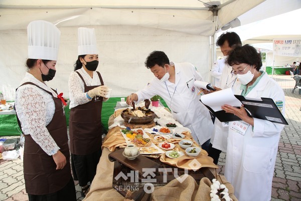 삼계탕 요리 심사 모습.(사진=금산군)