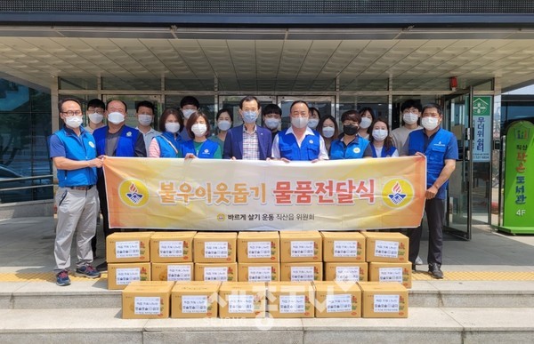 천안시 바르게살기 직산위원회 김덕종 위원이 9일 직접 재배하고 수확한 감자를 기부했다.(사진=천안시 제공)