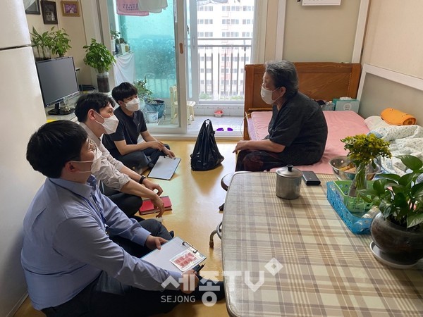 대전 서구(구청장 장종태) 월평2동행정복지센터(동장 나기일)는 민·관 협력 가정방문을 통해 취약계층의 안부를 확인하는 등 복지 사각지대를 점검한다고 18일 밝혔다.(사진=서구청 제공)