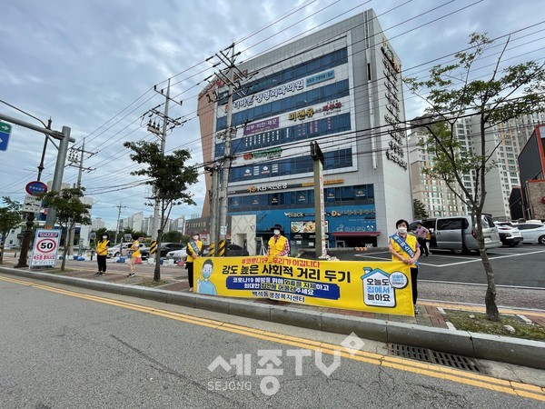 천안시 백석동 통장협의회가 19일 정석프라자 사거리에서 코로나19 예방을 위한 거리캠페인을 진행했다.(사진=천안시 제공)