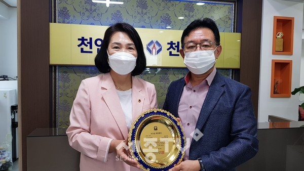 김은나 충남도의원 희망펜상 의정대상 수상.