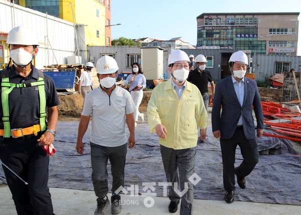 장종태 서구청장은 지난 5일 건축공사 현장을 방문하여 폭염 대비 현황을 점검하고 공사관계자를 격려했다.(사진=서구청 제공)