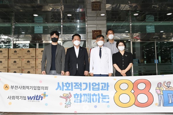 장덕천 부천시장 등 행사 참석자들이 기념사진을 촬영하고 있다.