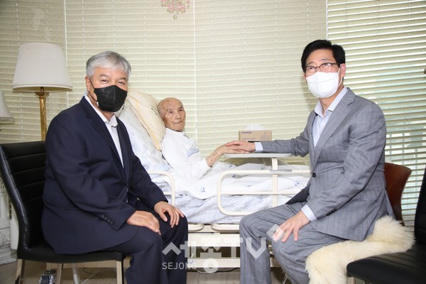 이일남 애국지사를 방문한 문정우 금산군수.