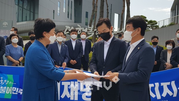 충남도의회 금강특위 양금봉(사진 왼쪽) 위원장이 금강하구 해수유통 대선 국정과제 채택 건의문을 나소열.문진석 이재명 후보 열린캠프 공동상황실장에게 전달하고 있다.(사진=충남도의회 제공)