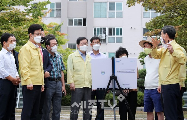 장종태 서구청장은 19일 코로나19 경증환자 치료시설인 ‘대전 제3생활치료센터’를 방문하여 주변 학교 관계자 및 지역 주민들과 함께 준비상황을 점검했다.(사진=서구청 제공)