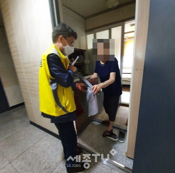 천안시 불당동 주민자치위원회가 24일 지역 내 이웃 15가구에 정성스럽게 준비한 밑반찬을 전달했다.(사진=천안시 제공)