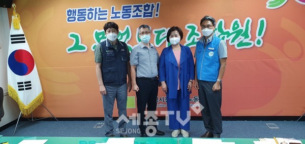 사진우측부터,대전교육청 공무원노동조합 한상호 위원장, 이수진 국회의원, 소방을사랑하는공무원노동조합 박일권 위원장, 대전광역시청노조 김성용 위원장.