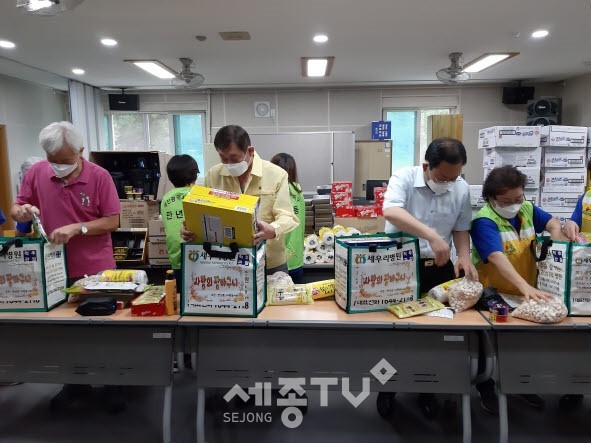 대전 서구 만년동 자원봉사회(회장 박연신)는 관내 소외계층을 위한 명절맞이 사랑의 장바구니 전달 행사를 개최했다고 6일 밝혔다.(사진=서구청 제공)