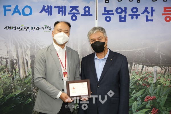 ㈜인우에스앤에스 나눔기업 인증패 전달 모습.(사진=금산군 제공)