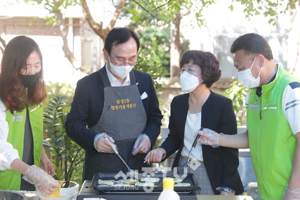 박상돈 천안시장이 16일 오전 추석을 맞아 지역사회 내 자원봉사자와 저소득 어르신 가정을 방문하는 등 시민과의 열린 소통행보를 이어가고 있다.(사진=천안시 제공)
