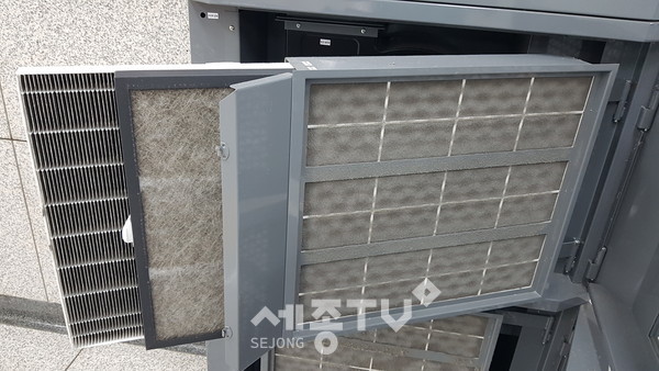 미세먼지를 걸러낸 공기정화장치의 필터 교체 전