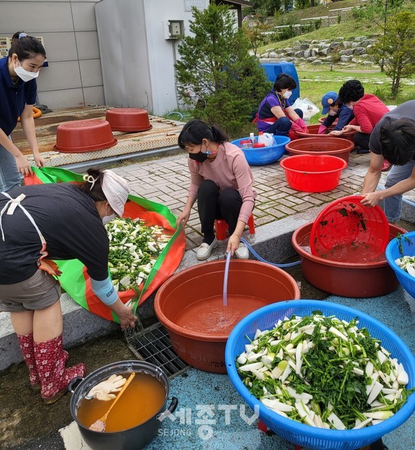 천안시 신방동 행복키움지원단이 소외계층을 위한 계절김치 나눔 행사를 진행하고 있다.(사진=천안시 제공)