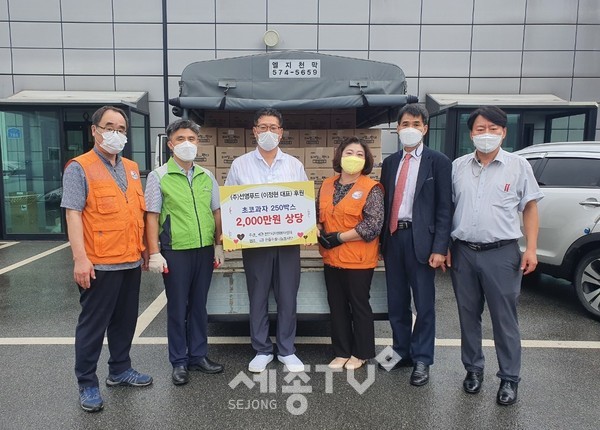 주식회사 선영푸드가 지난 7일 지역 취약계층에 나눔을 실천하고자 2000만 원 상당의 초코과자를 천안시자원봉사센터에 전달했다.(사진=천안시 제공)