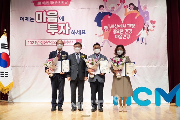 사진 왼쪽부터 유제춘 센터장, 권덕철 보건복지부장관, 최동표 서울시 정신재활시설 협회장, 김미정 강원춘천정신건강복지센터 부센터장.