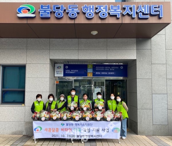 천안시 불당동 행복키움지원단이 15일 관내 국가유공자 및 90세 이상 고령층 어르신을 위한 과일 지원 사업을 실시했다.(사진=천안시 제공)