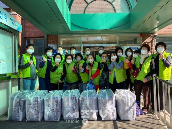 천안시 성정1동 행복키움지원단이 28일 지역 내 홀몸어르신 가정에 이불세트를 전달했다.(사진=천안시 제공)